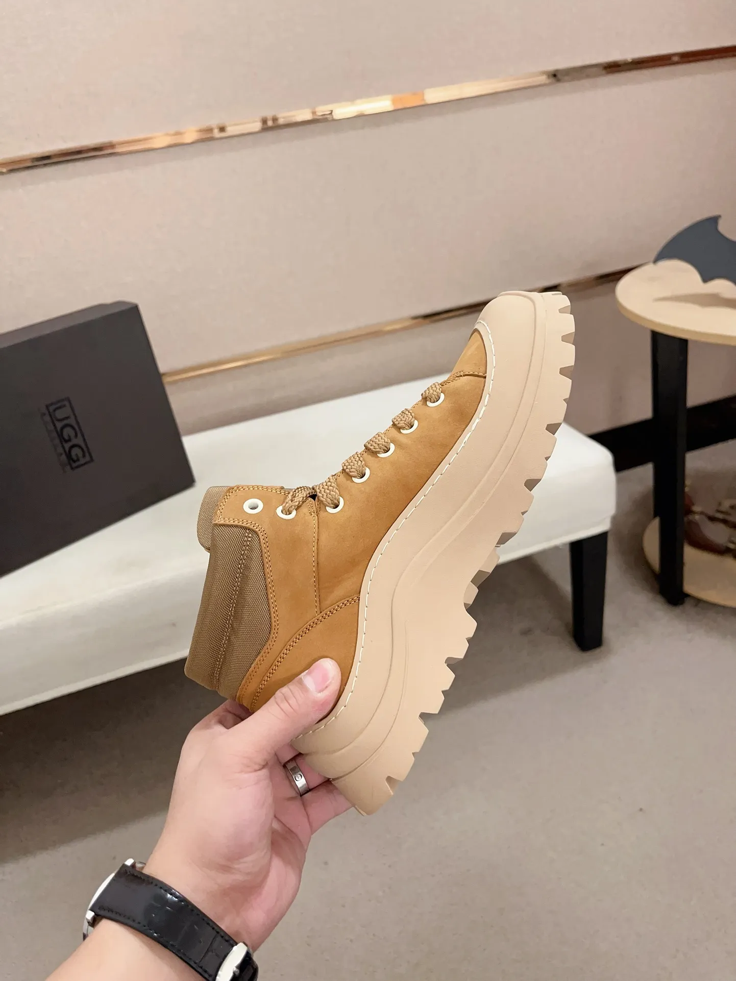 Factory Price: 390 Men's Men's Shoes 💰North American Men's Shoes Ugg ☃️In the special sale of new high-quality men's shoes and snow boots in autumn and winter, the nemesis of extreme cold weather! Made of cowhide leather, merino wool lining, and original outsole, whether driving, outdoor or daily wear, there is always one that suits you! Code number 39-44